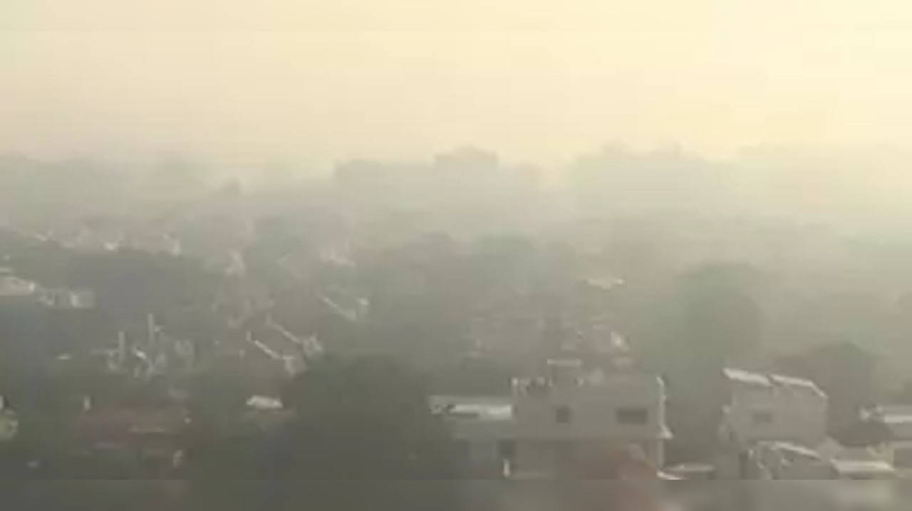 Delhi's AQI in 'Very Poor' category, Stage III of GRAP remains enforced