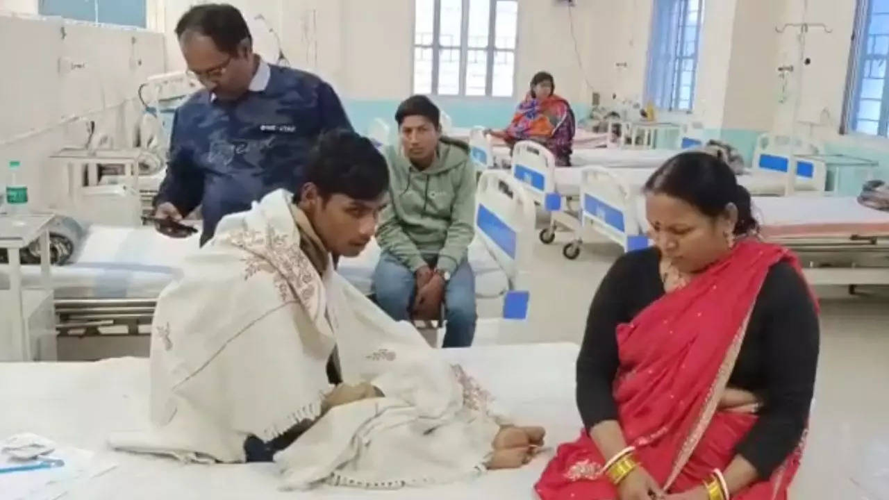 Bihar Board Exam 2023: Class 12 student Manish Kumar Prasad pictured with his aunt at a hospital after reportedly fainting at the thought of being the only boy among some 500 girls at an exam centre in Nalanda