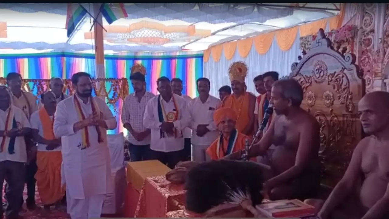 [WATCH] Balacharya Swamiji wants BJP's Laxman Savadi to be next Karnataka chief minister