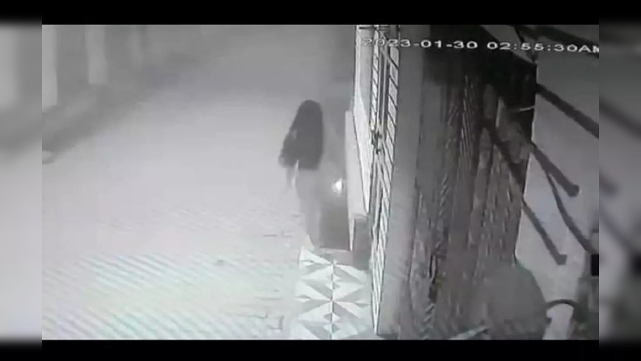 ​Naked woman ringing doorbells in UP