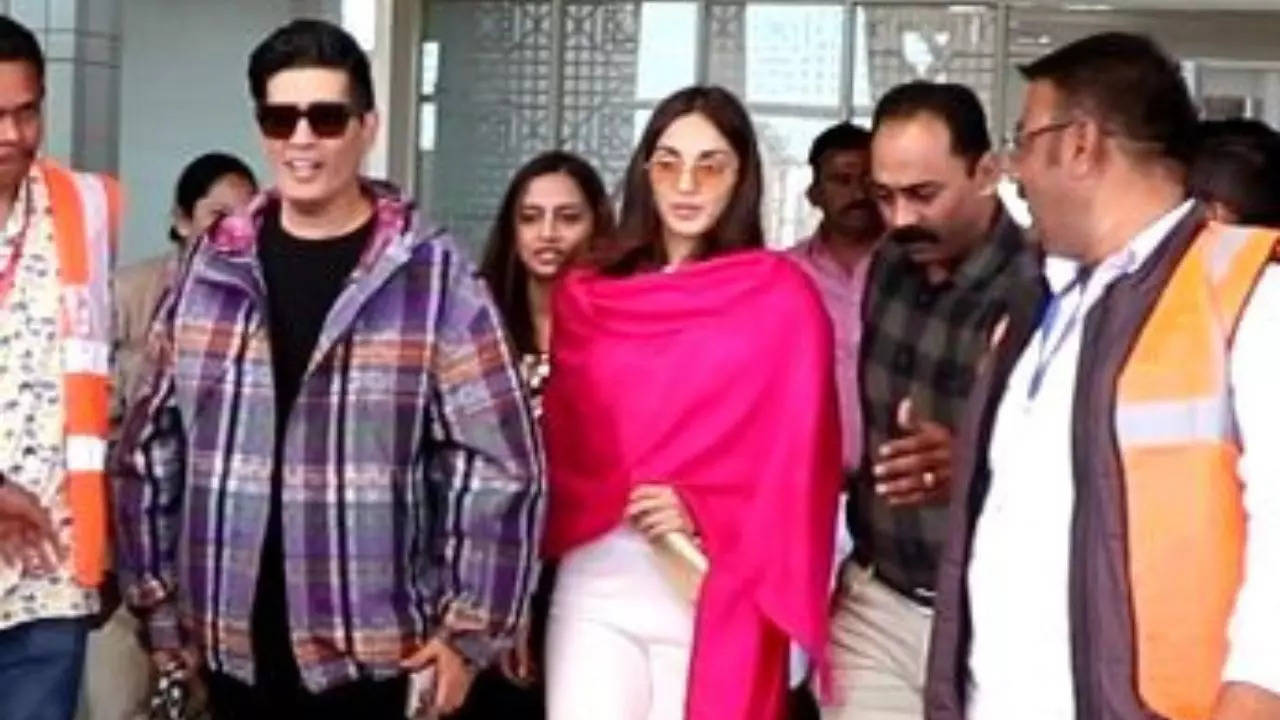 Kiara Advani pink scarf (PC: ZoomTv)