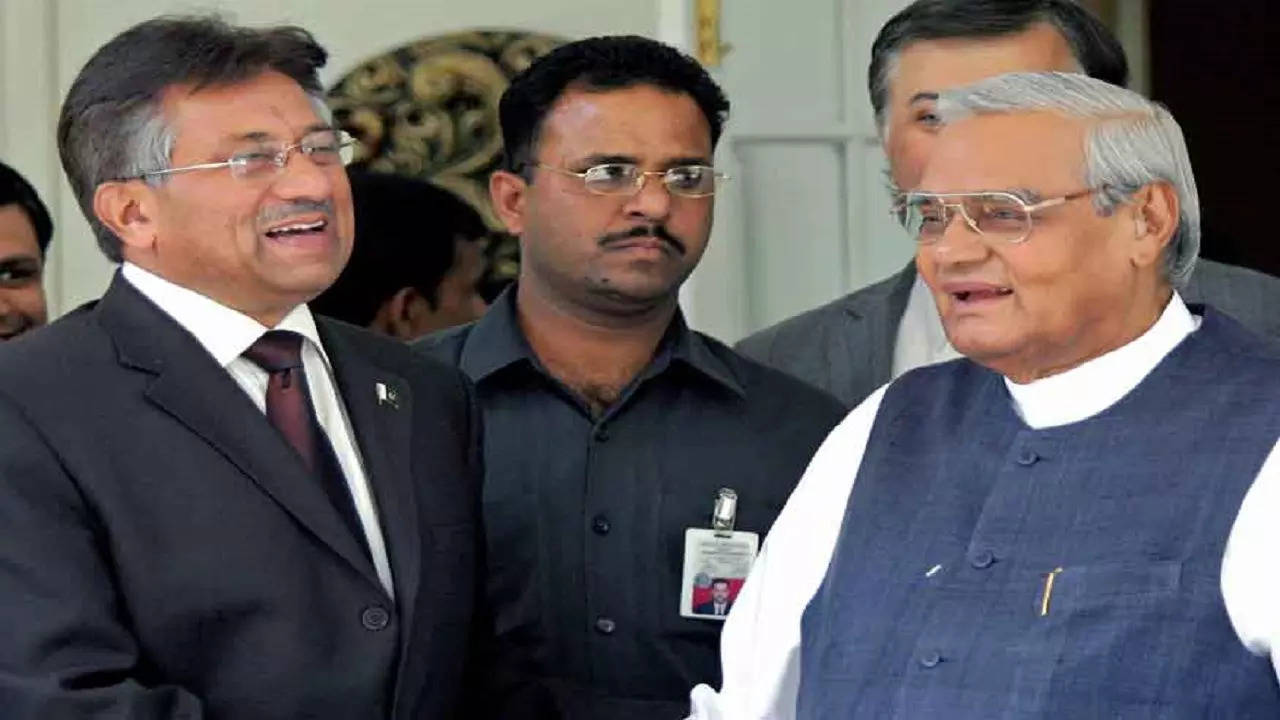 Pervez Musharraf with Atal Bihari Vajpayee (File Photo)