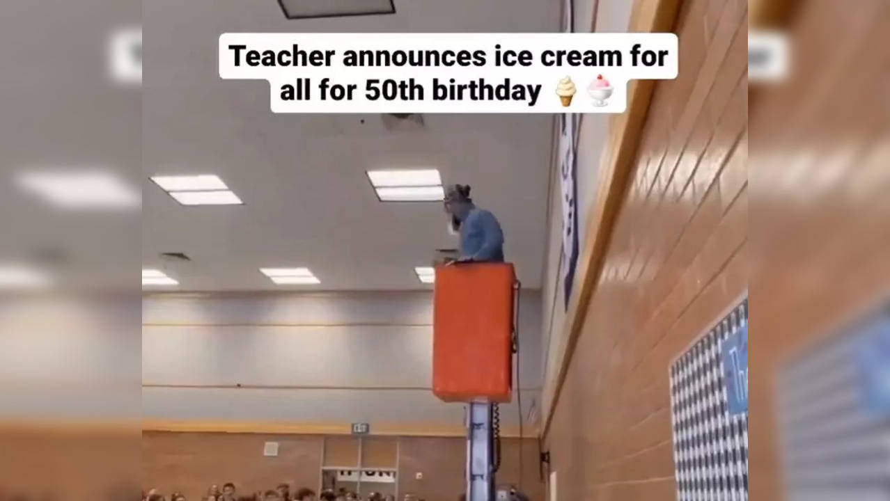 Teacher announces 700 ice creams for his students