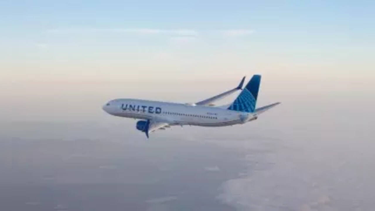 Laptop battery catches fire midair in United Airlines flight; 4