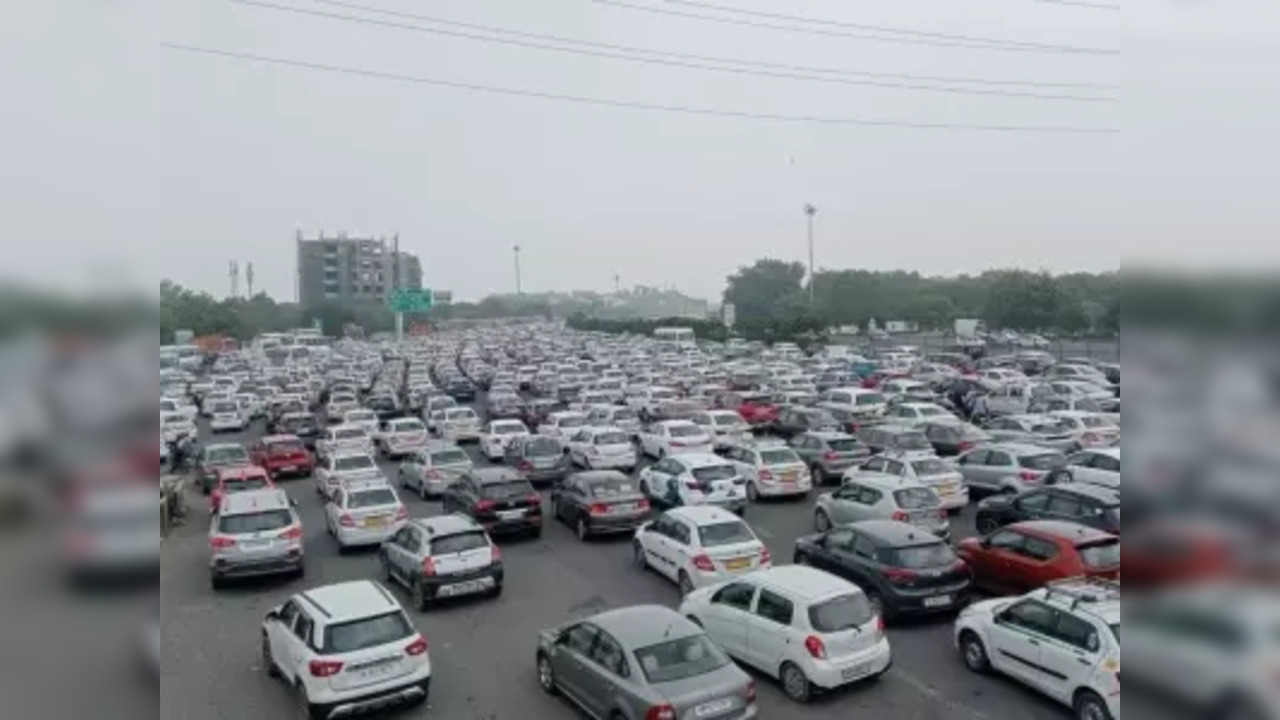 Agnipath protest: Traffic congestion at Delhi-Gurugram border as police check vehicles.