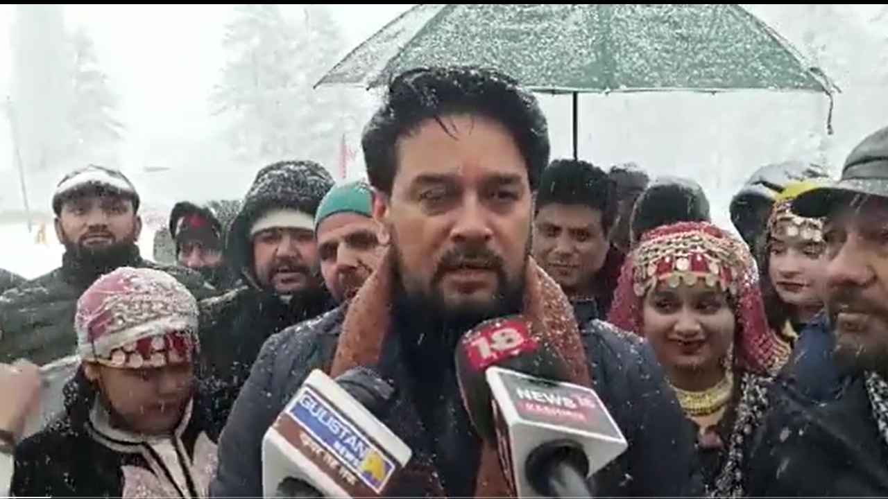 Anurag Thakur plays cricket in Gulmarg