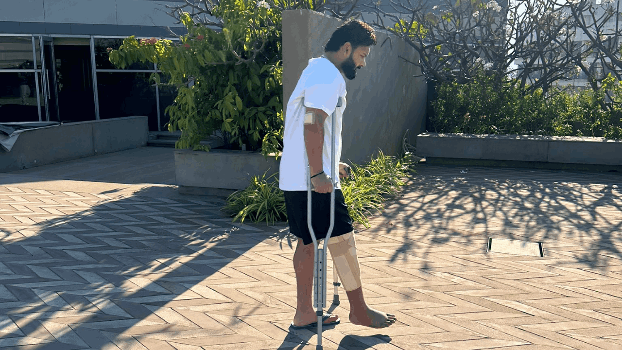 Rishabh PAnt crutches