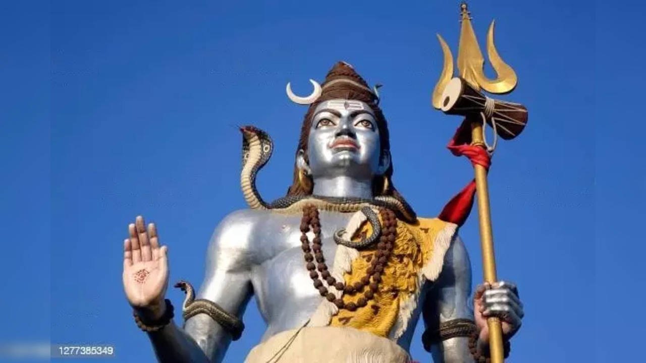 Worshipping the moon along with Lord Shiva on Shivratri is considered very auspicious