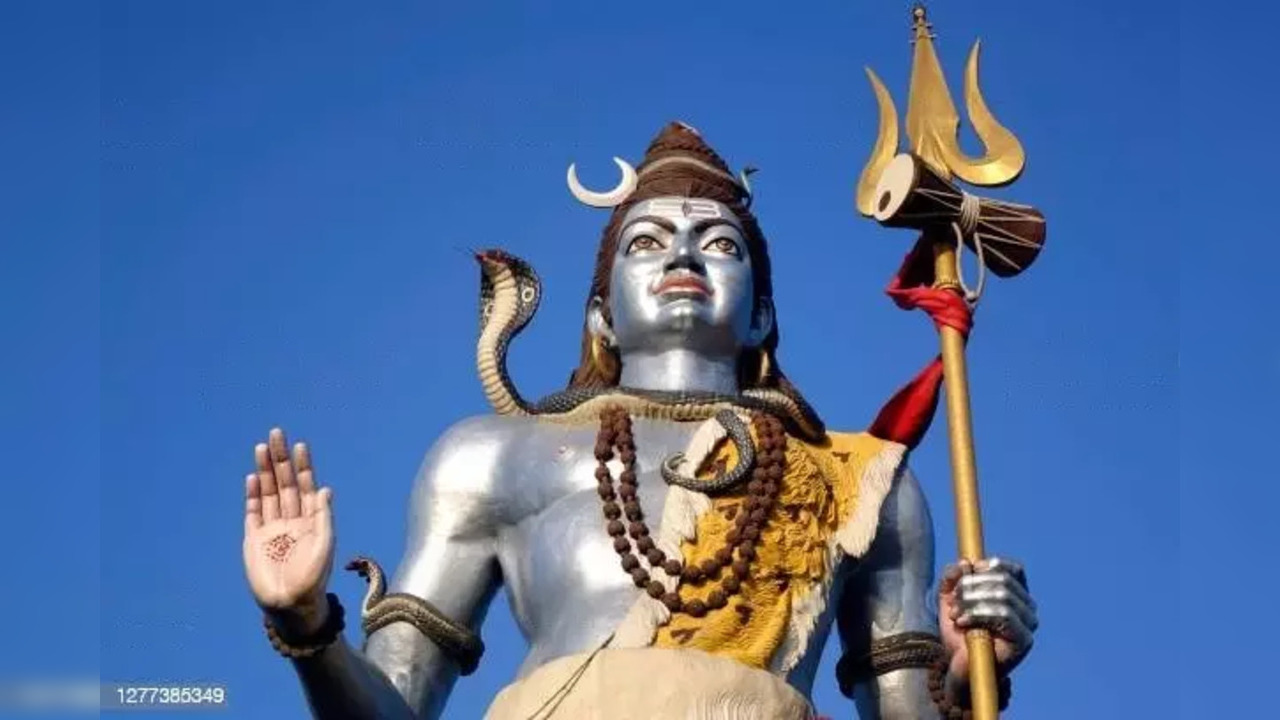 Worshipping the moon along with Lord Shiva on Shivratri is considered very auspicious