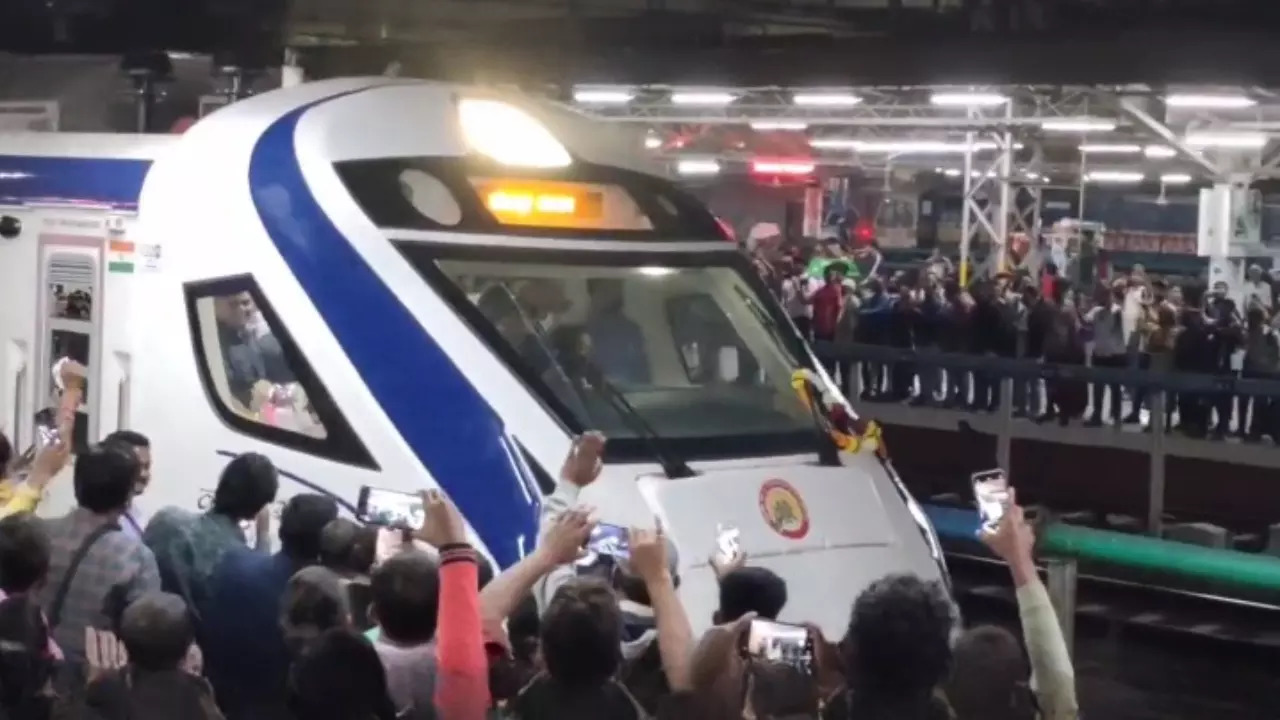 Vande Bharat train at Pune station | Photo: Twitter/Manish Rohida