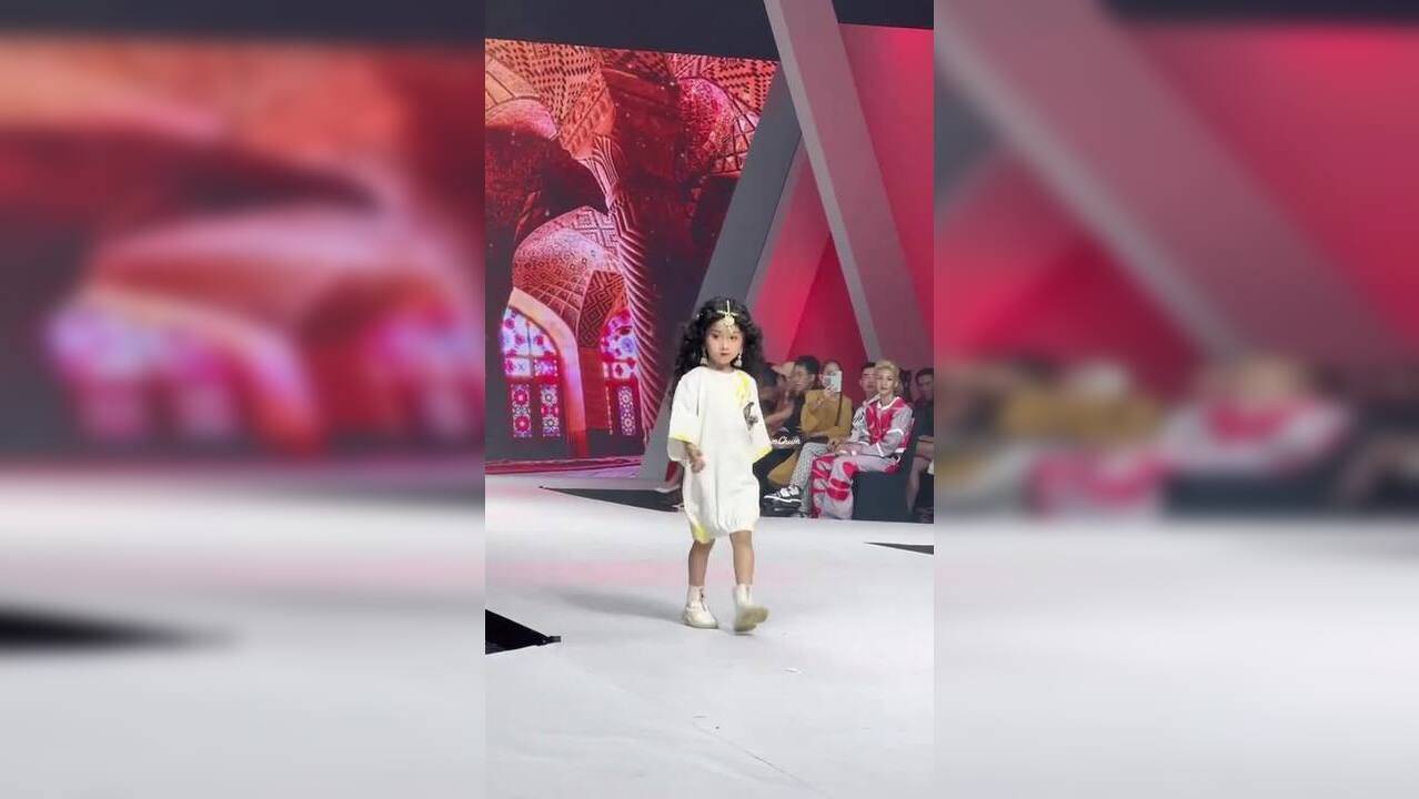 Little girl Viral video Viral video Little girl wearing Indian jewellery walks on ramp