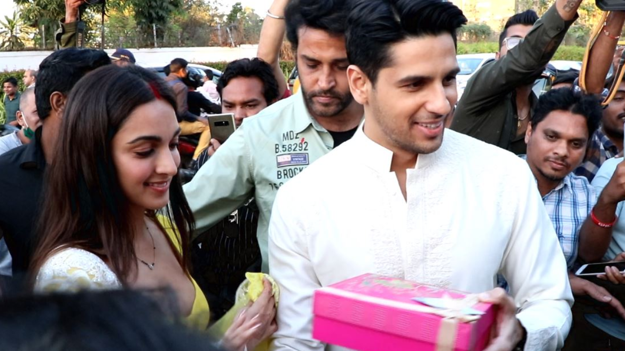 Kiara Advani-Sidharth Malhotra distribute sweets to paps