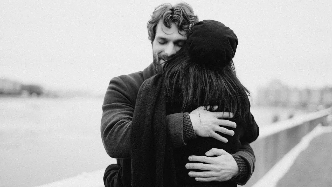 Happy Hug Day 2023: Wishes, images, quotes, messages, GIFs, and WhatsApp status for February 12 | Courtesy: Pexels