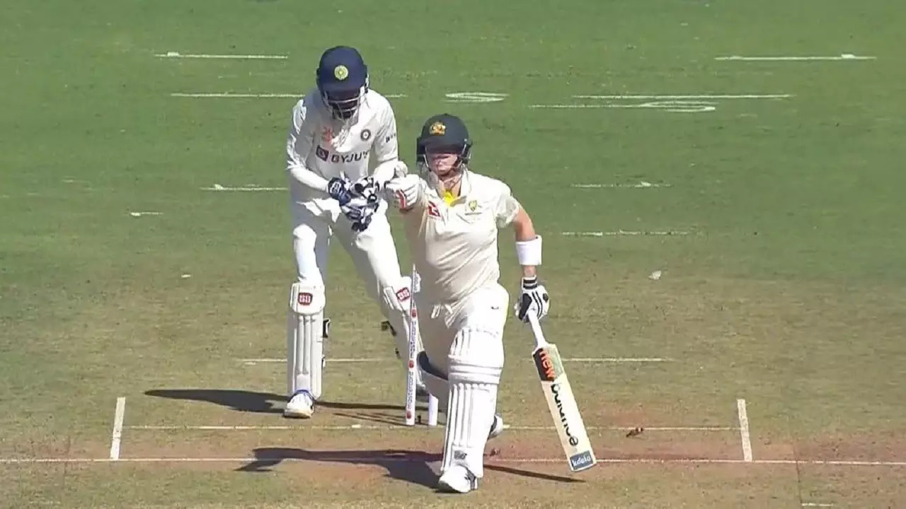 Steve Smith thumbs up gesture.