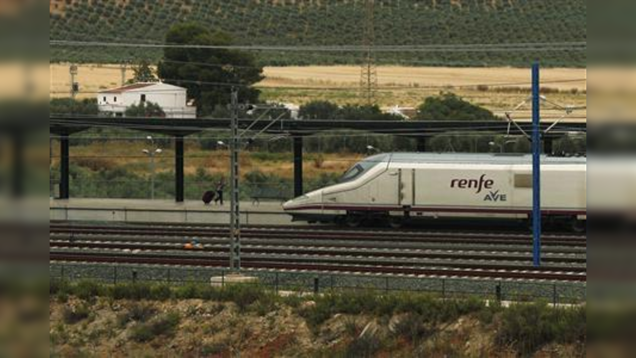 Spain: 258 mn euros spent on trains that are too big for tunnels | Who's to blame