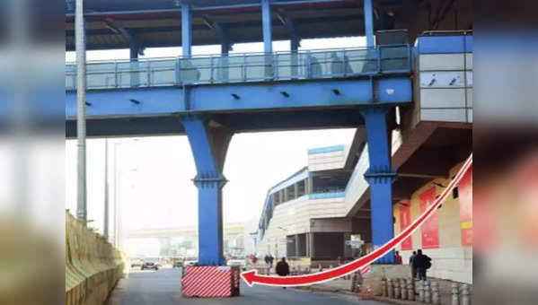 noida-authority-plans-to-remove-dangerous-mid-road-pillar-near-noida