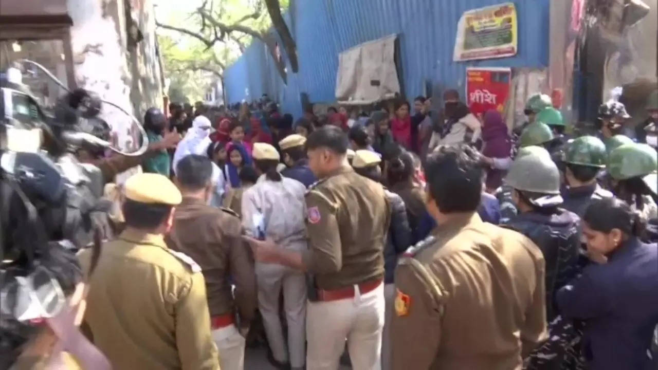 Dramatic Scenes In Delhi's Mehrauli, Angry Residents Block Bulldozers ...