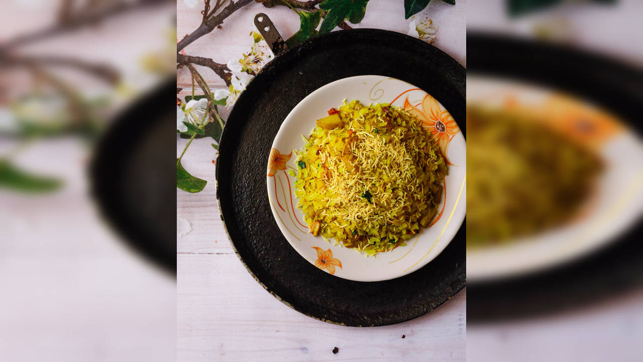 Poha is flattened rice are rich in fibre, low in carbohydrates and with some peanuts ad veggies becomes further filling and healthy. (Photo credit: Pexels)