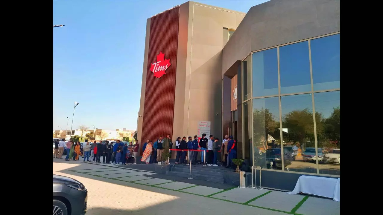 Pictures and videos of long queues outside the coffee outlet were shared widely on social media