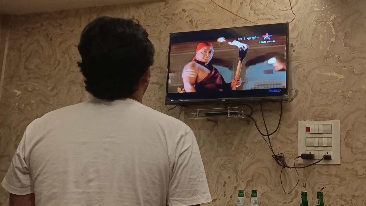 Man waits to watch Bhool Bhulaiyaa's Manjulika scene even after paying bill at bar