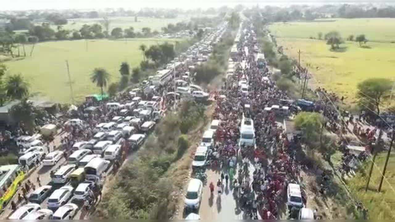 IndoreBhopal highway traffic jam 25,000 vehicles stuck over 20 km