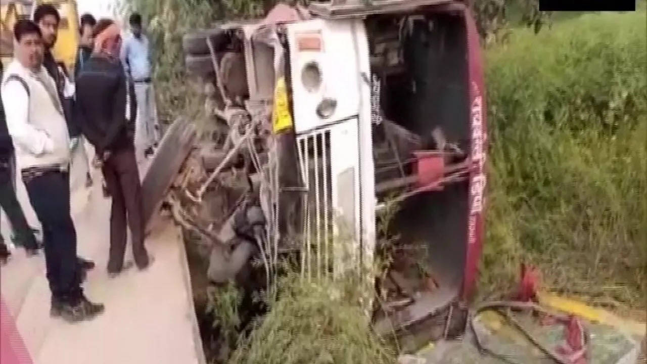 Uttar Pradesh: 6 injured after UP roadways bus overturns in Lucknow ...