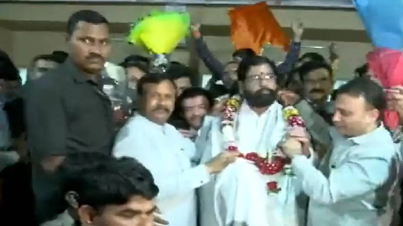 Watch Eknath Shindes Supporters Felicitate Him At His Official Residence After Ecs Decision