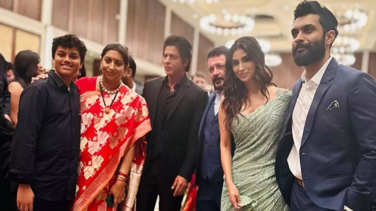 Pathaan Shah Rukh Khan poses with Smriti Irani, others at her daughter Shanelle's wedding reception. See PICS