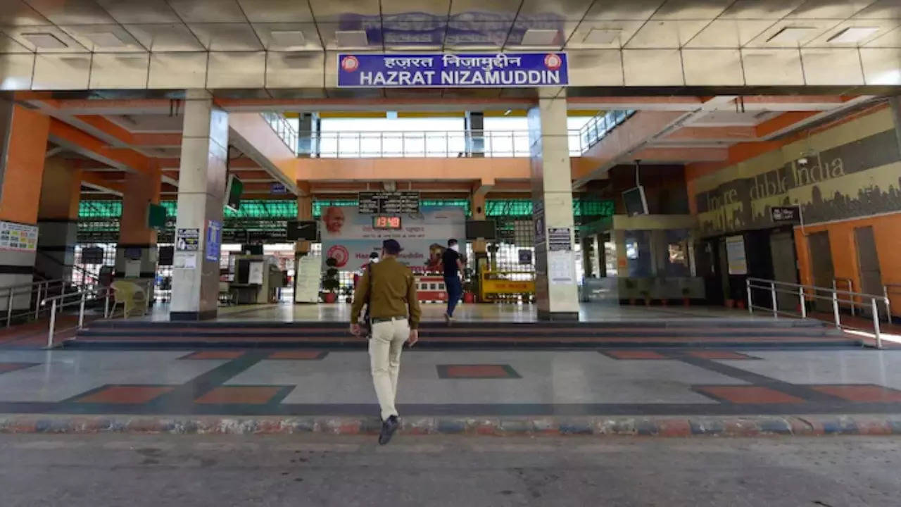 Entrance of Nizamuddin railway station.