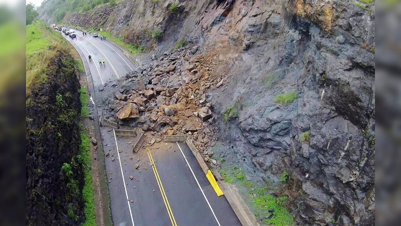 Srinagar-Jammu Highway Traffic Status: Road blocked due to landslide in Ramban district, 300 vehicles stranded