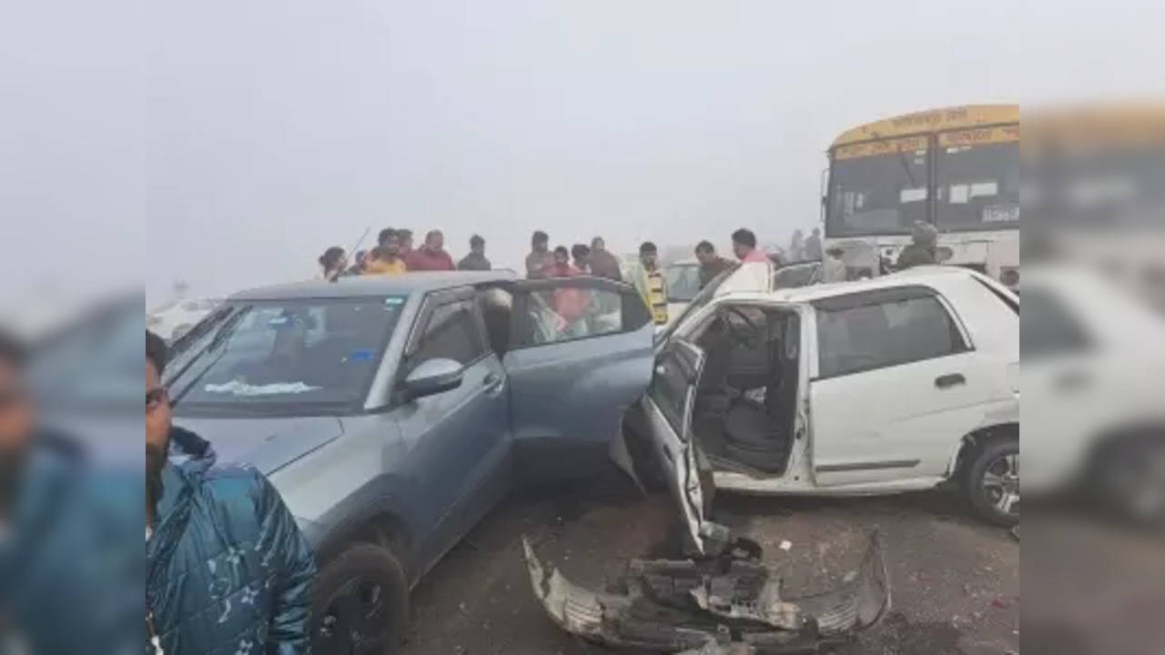 Havoc of fog, 20 vehicles collided on Meerut-Delhi Expressway, about 25 injured.