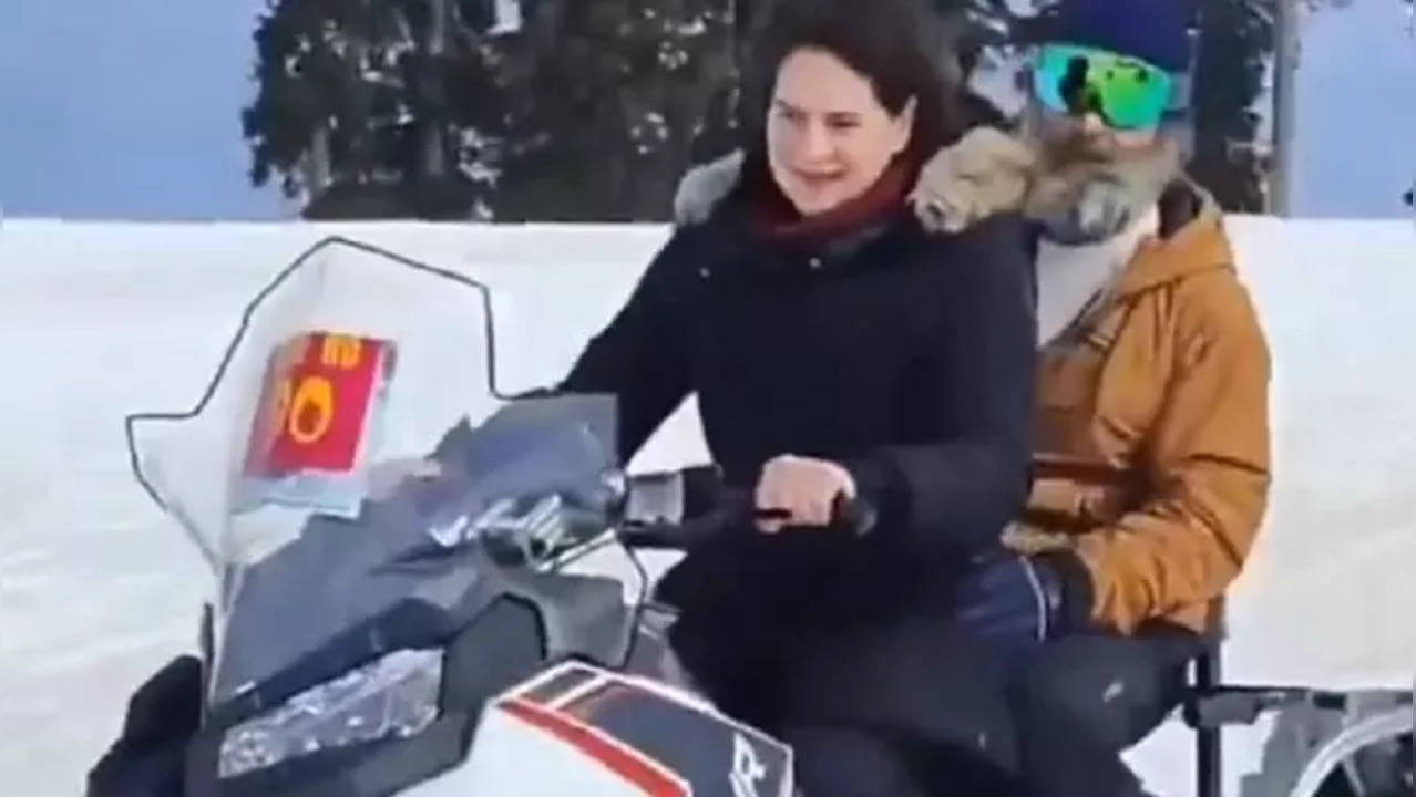 Rahul Gandhi Snow Scooter Rahul Gandhi Priyanka Filmed Enjoying Snow Scooter Ride In Gulmarg 8460