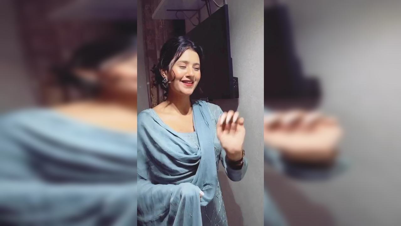 Kacha Badam girl Anjali Arora lip-syncs to Pani Di Gal in viral video, her  killer looks win hearts