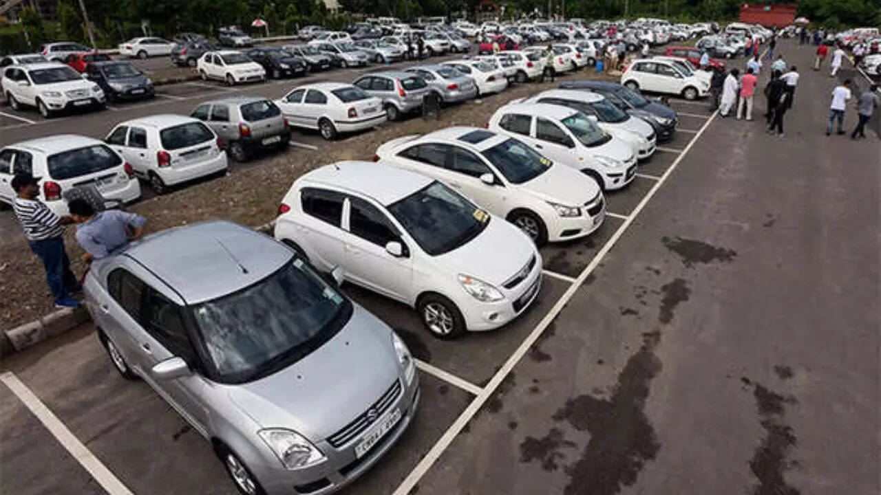 Ahmedabad AMC's residential area parking fee costlier than monthly