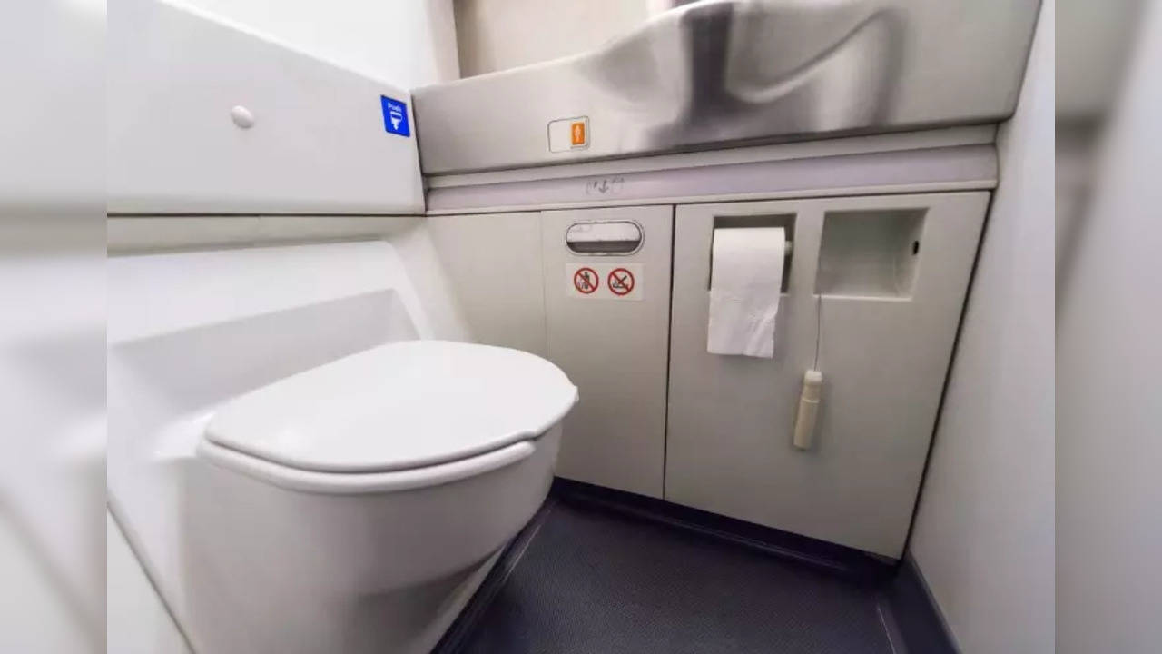 Best time to use toilets during a flight