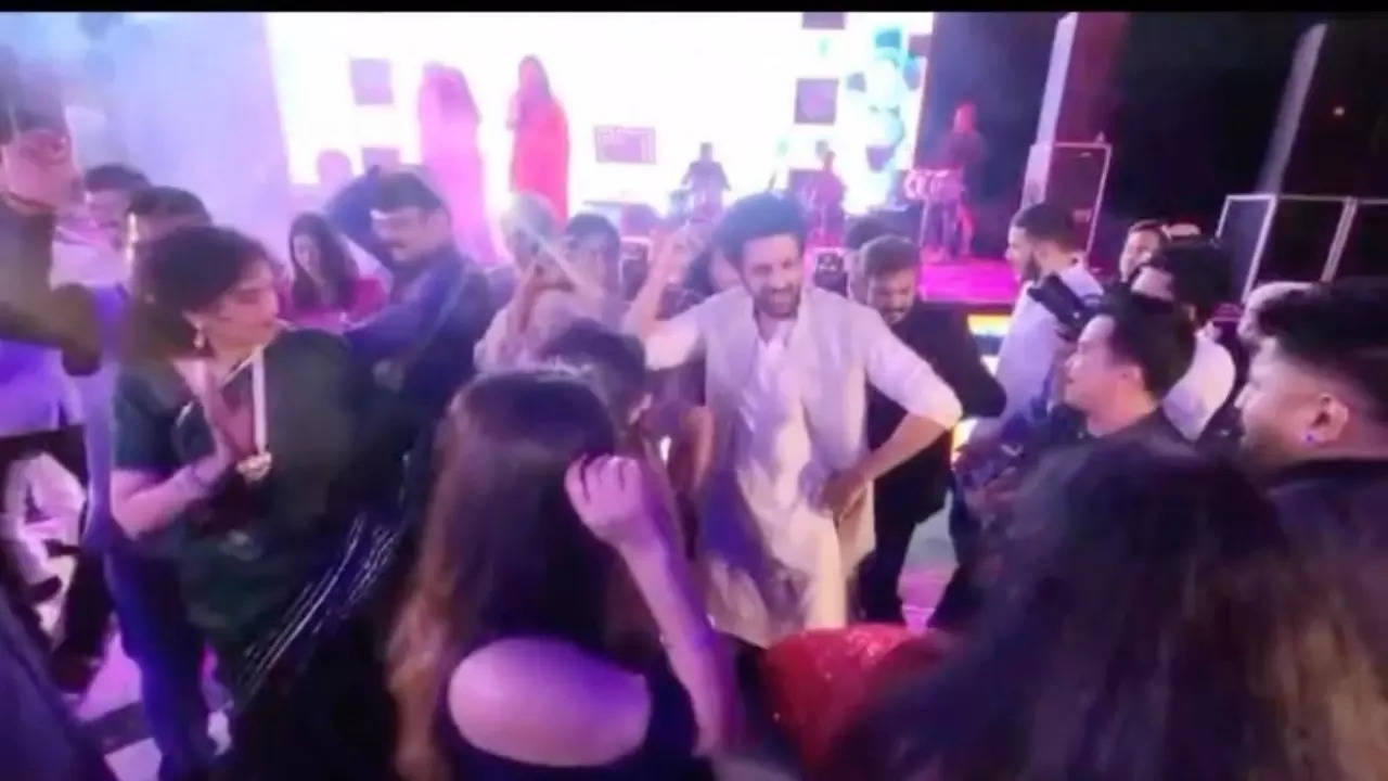 Shehzada unaffected! Kartik Aaryan dances to Bhojpuri song Lollypop Lagelu at cousin's wedding. Video goes viral