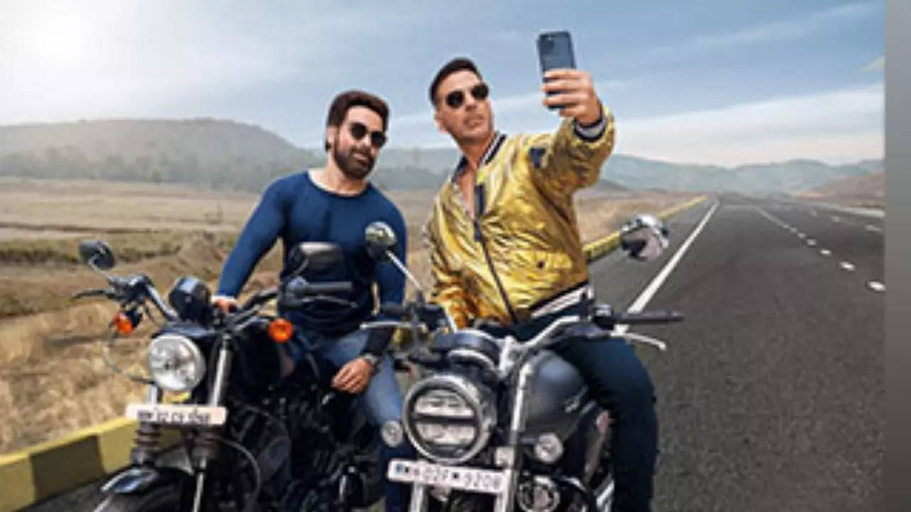 Selfiee  box office collection Day 2: Akshay Kumar, Emraan Hashmi's film fails to pack a punch on Saturday