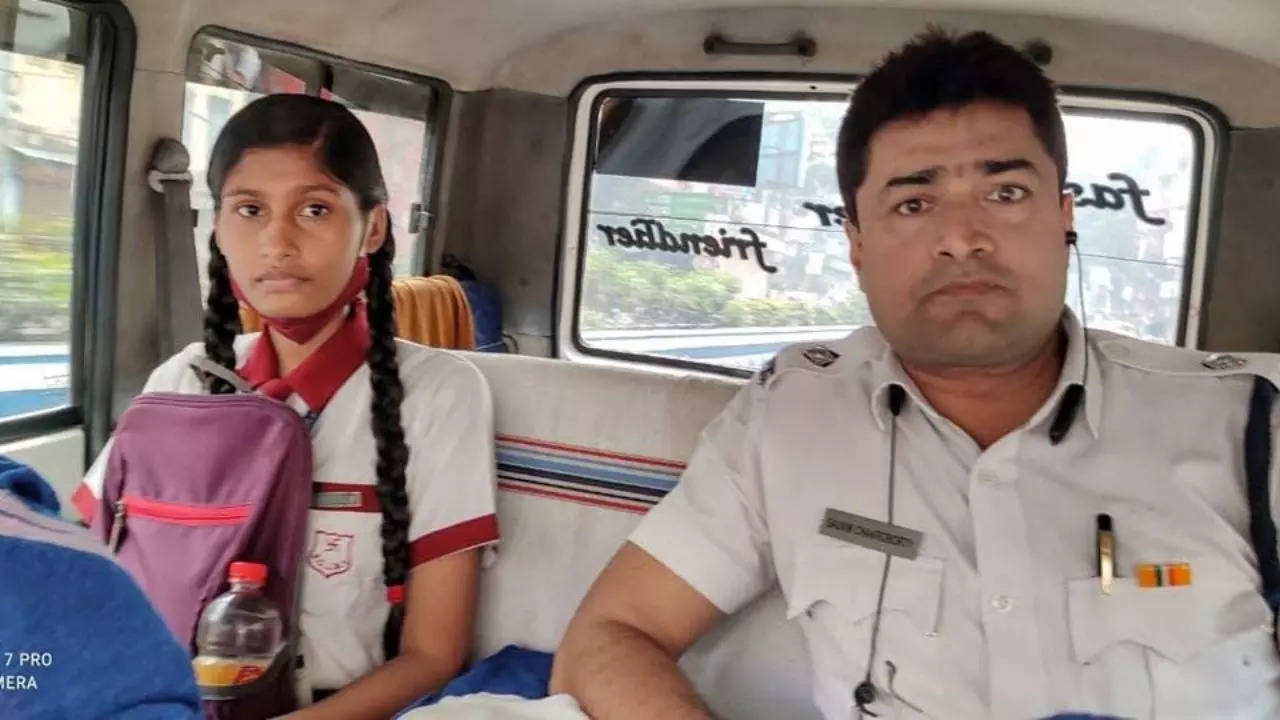 A quick-thinking Howrah traffic police inspector created a green corridor to help a class 10 student reach her exam centre in time on Saturday | Kolkata Police/Facebook