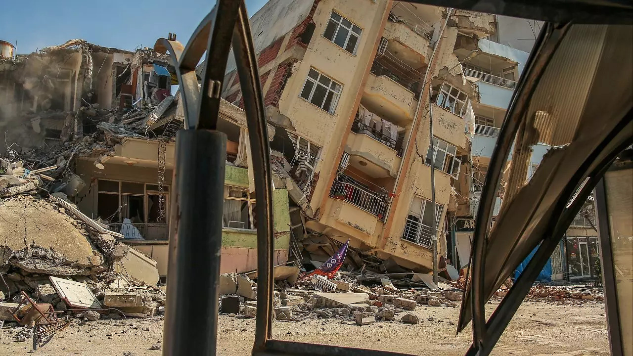 Damaged buildings collapse after fresh earthquake of 5.6 magnitude hits ...