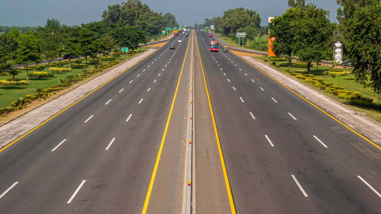 रोड नेटवर्क में चीन से आगे निकला भारत, 9 सालों में बिछा दी 91,000 किलोमीटर  सड़क: नितिन गडकरी - India has worlds second largest road network beats  china new expressways and highways