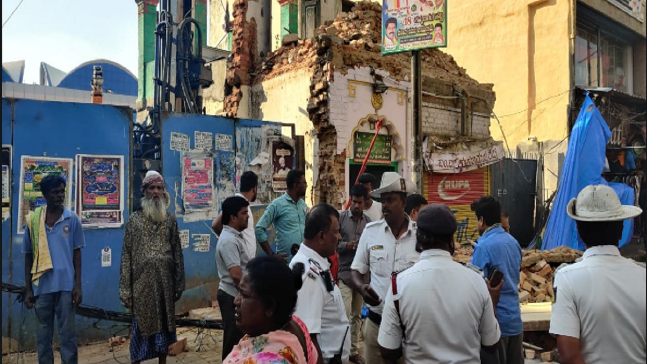 Portion of dargah collapses during demolition work in Bengaluru