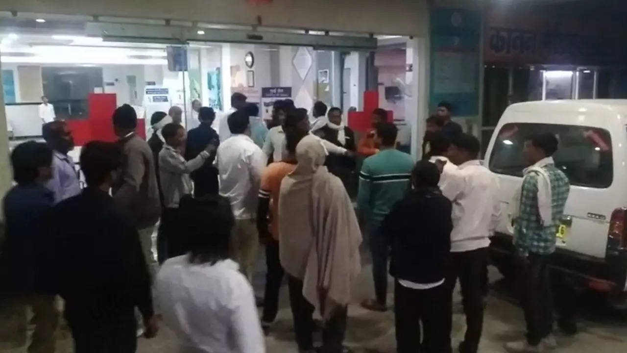 WATCH - Family creates ruckus at Shahpura hospital after woman dies ...