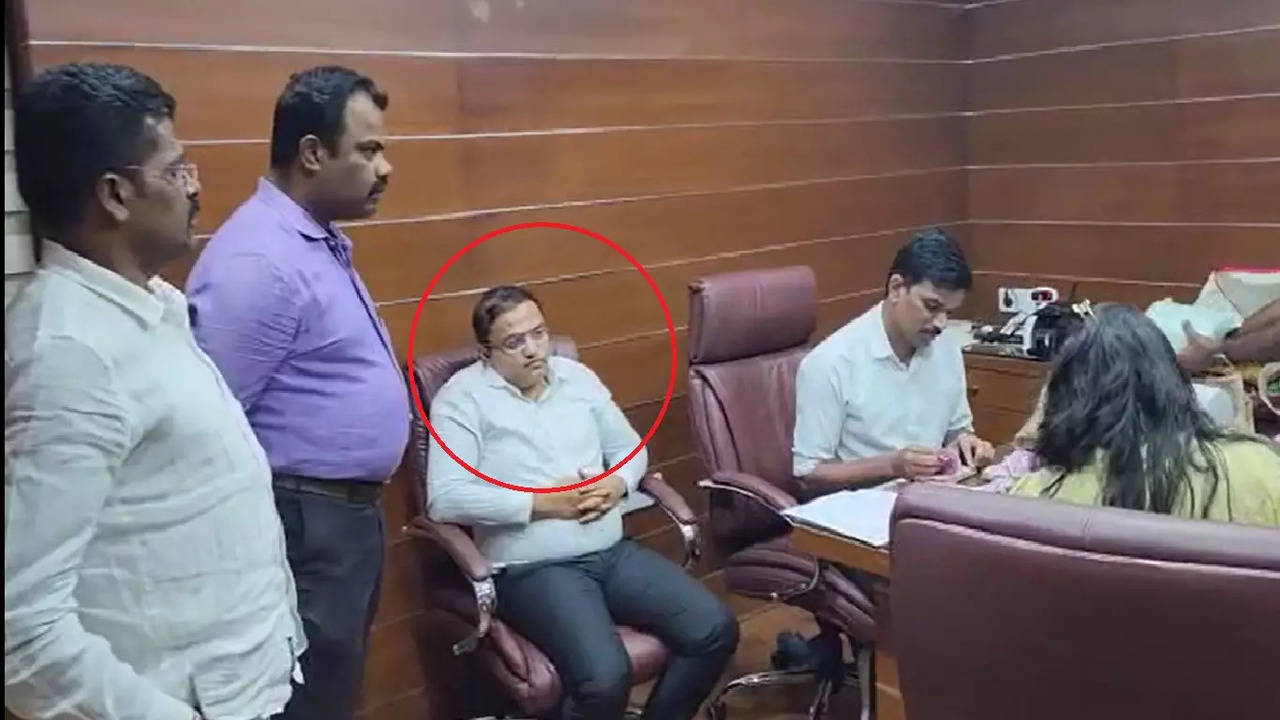 Karnataka BJP MLA's son caught red-handed accepting Rs 40 lakh bribe to clear tender in Bengaluru|WATCH