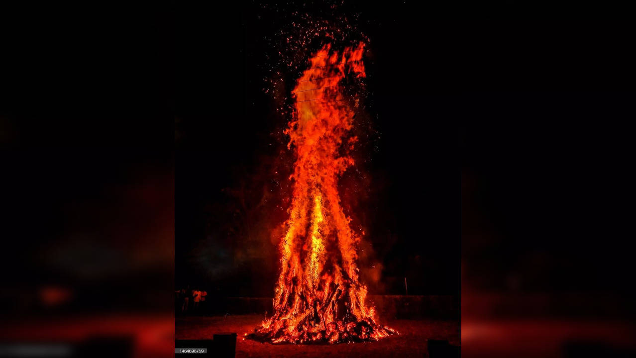 Shadow of Bhadra over Holi, find out the auspicious time for  Holika Dahan