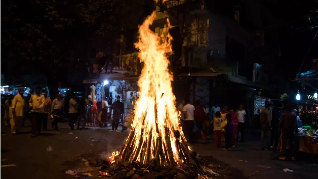 होलिका दहन की रात करें इस मंत्र उच्चारण, जीवन में आएगी सुख और समृद्धि, मिलेगा लाभ-Chant this mantra on the night of Holika Dahan, happiness and prosperity will come in life, you will get benefits