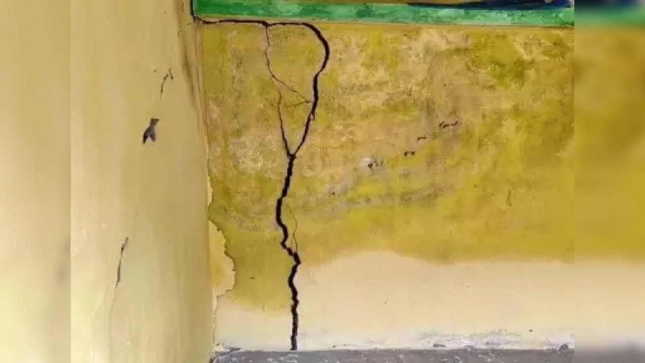 Buildings develop cracks in Thane (Representative image)