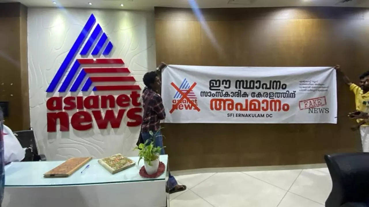 sfi protest kerala channel