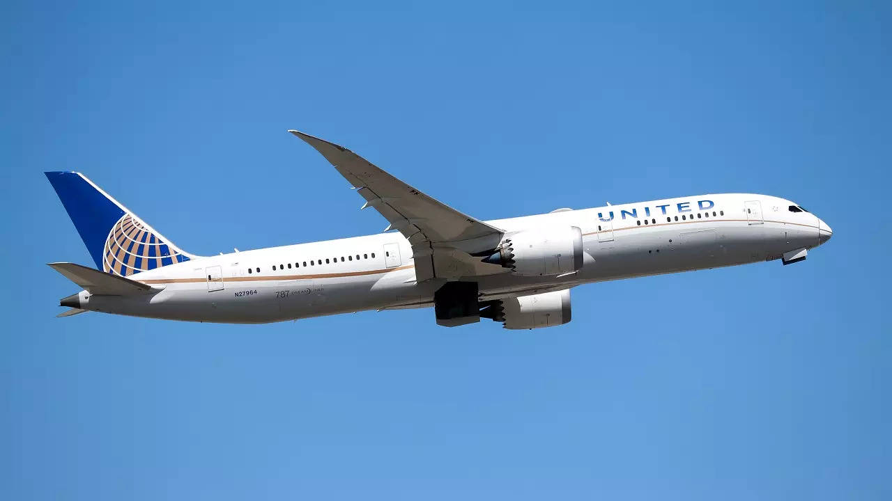 Man arrested for trying to open door of a United Flight