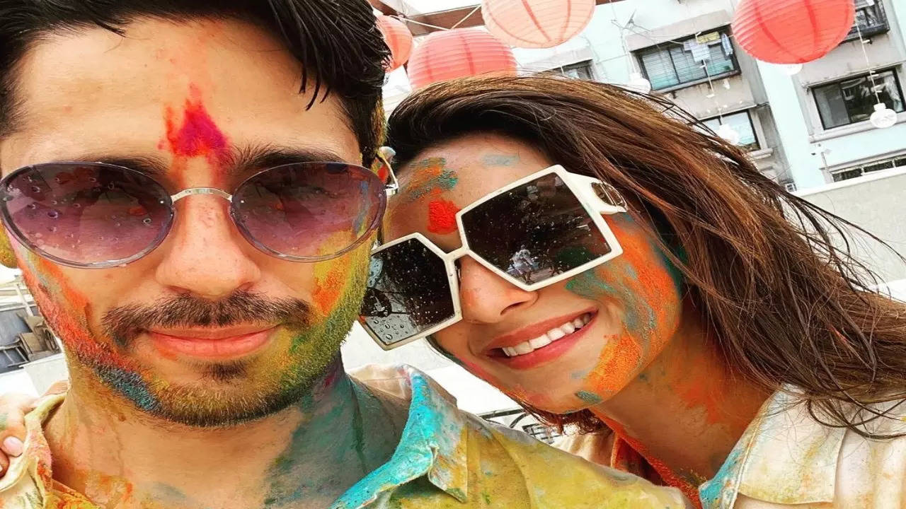 Sidharth Malhotra Celebrates First Holi With ‘MRS’ Kiara Advani After ...