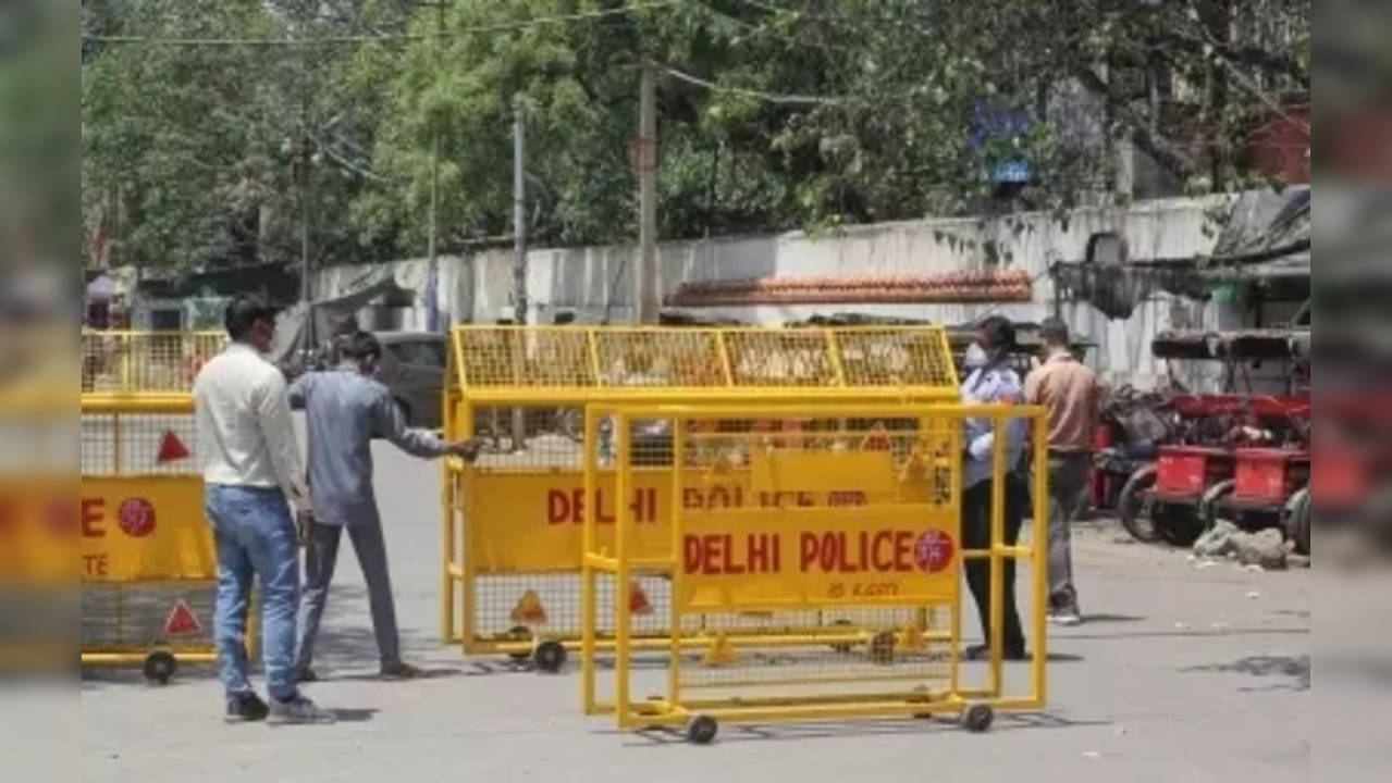 Traffic cops install barricades across Delhi to check drunken driving on Holi